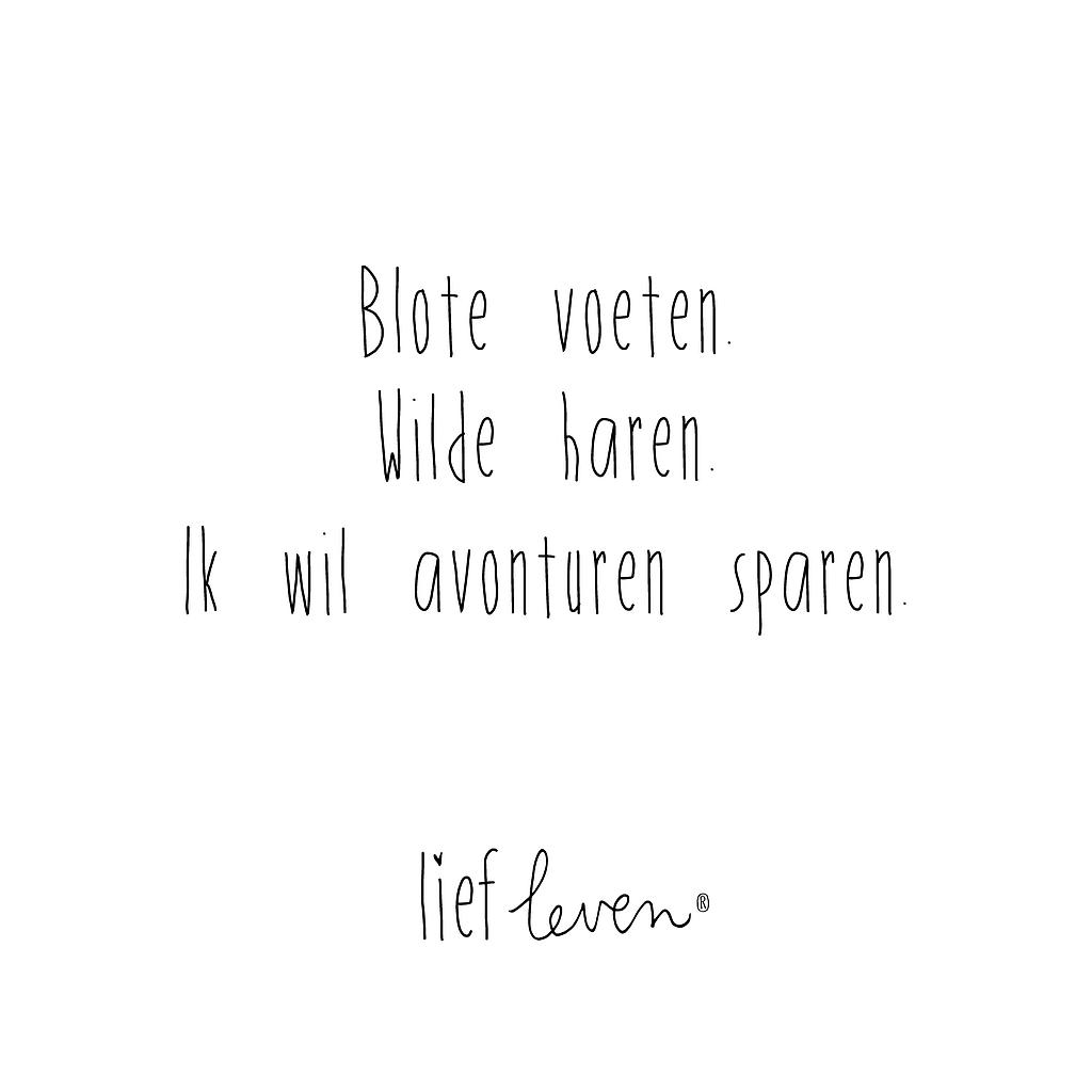 Blote voeten. Wilde haren. Ik wil avonturen sparen.