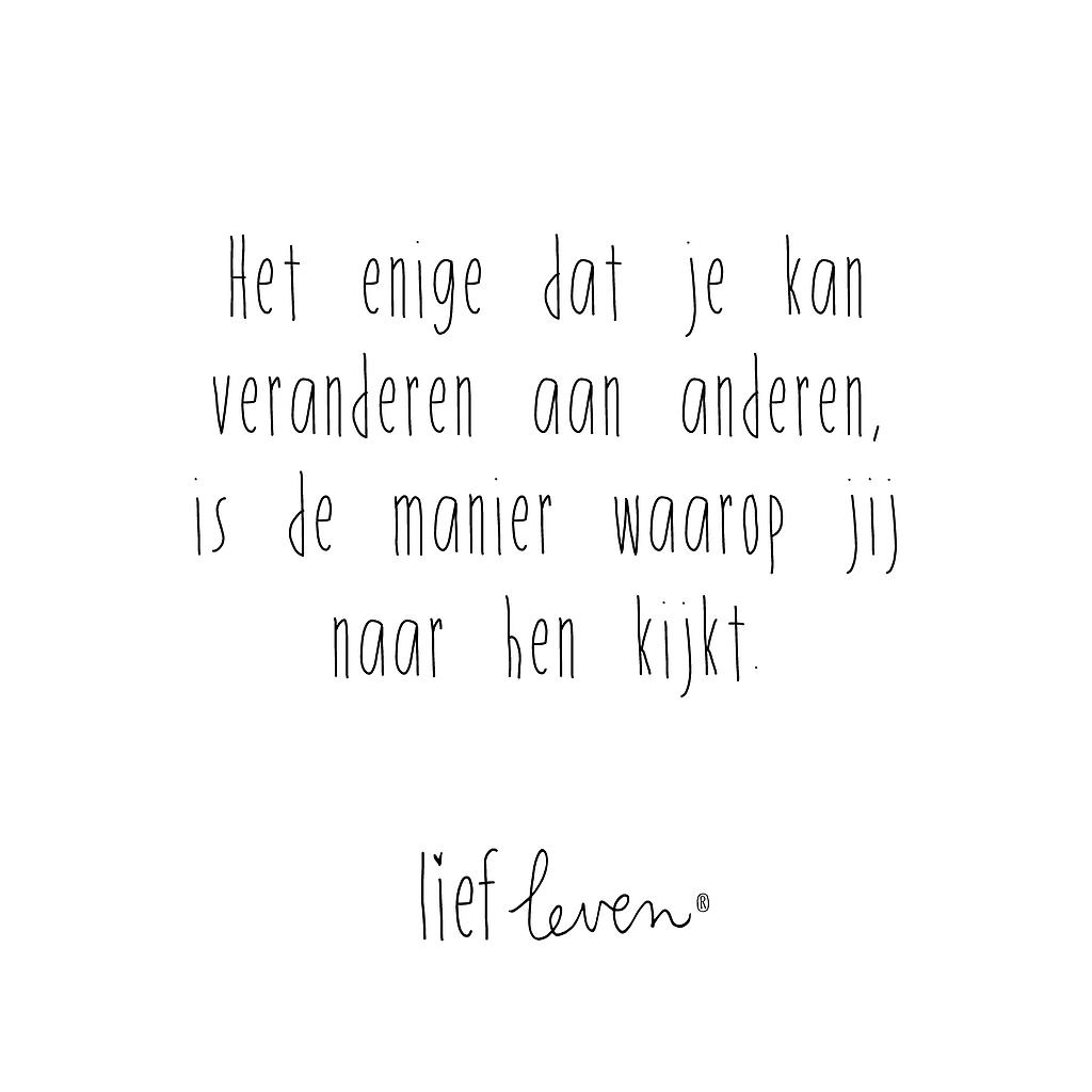 Als Je Naar Me Kijkt Het enige dat je kan veranderen aan anderen, is de manier waarop jij